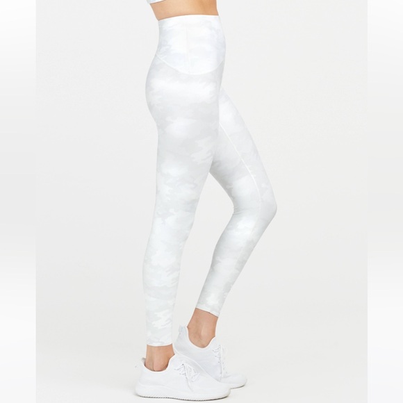 SPANX White Camo Booty Boost Active Printed 7/8 Leggings Size Medium NWT - Picture 3 of 9